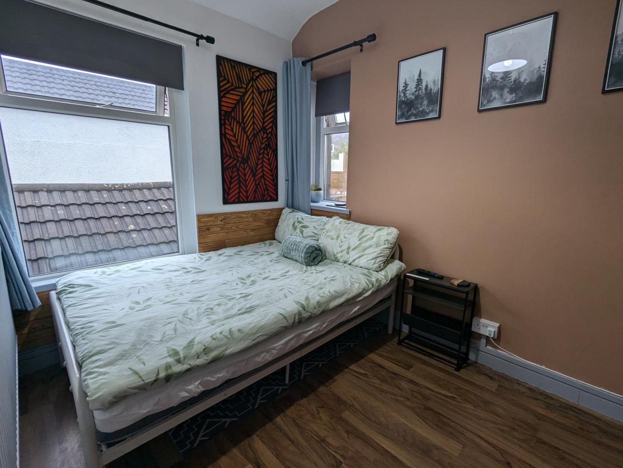R3 - Cozy Small Double - City & Beach Access, Wifi, Free Parking - Self Catering Swansea Ngoại thất bức ảnh